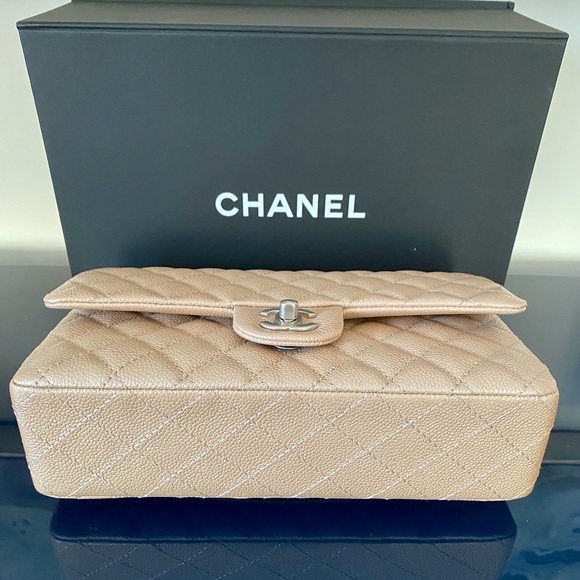 Chanel Classic Flap - Medium - Picture 6 of 10